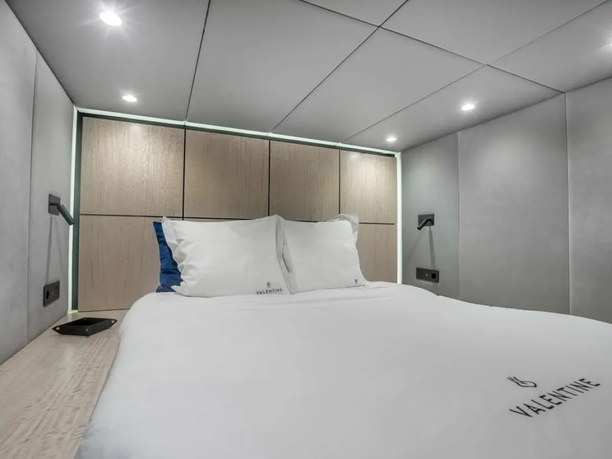 a bedroom with a bed in a hotel room